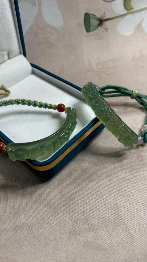 Berkah Seumur Hidup: Gelang giok Xiuyan yang indah berwarna hijau es, diukir dengan cantik, dimensi: 54 x 11,5 mm, termasuk ongkos kirim dan pajak.