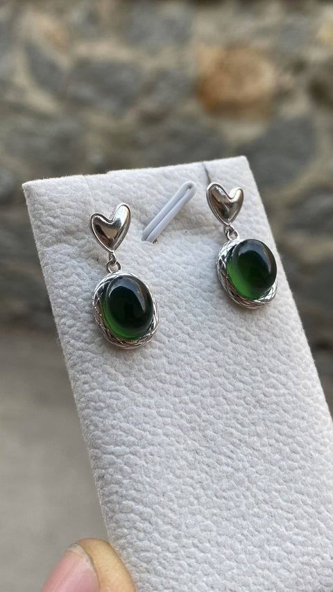 Anting-anting: Anting-anting giok Xiuyan yang indah, warna hijau pekat, bertatahkan berlian pada perak sterling 925, ukuran 7 x 9 mm, termasuk ongkos kirim dan pajak.