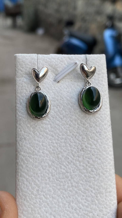Anting-anting: Anting-anting giok Xiuyan yang indah, warna hijau pekat, bertatahkan berlian pada perak sterling 925, ukuran 7 x 9 mm, termasuk ongkos kirim dan pajak.