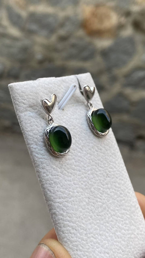 Anting-anting: Anting-anting giok Xiuyan yang indah, warna hijau pekat, bertatahkan berlian pada perak sterling 925, ukuran 7 x 9 mm, termasuk ongkos kirim dan pajak.