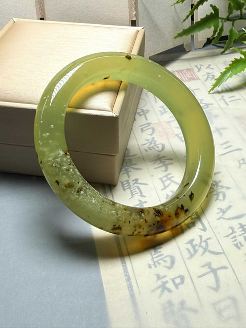 Gelang Giok Bunga Xiuyan Alami "Gelang Perdamaian" - berkilau dan tembus cahaya 💫 Dimensi sekitar: 54,5×11,8×10,8mm. Termasuk ongkos kirim dan pajak.