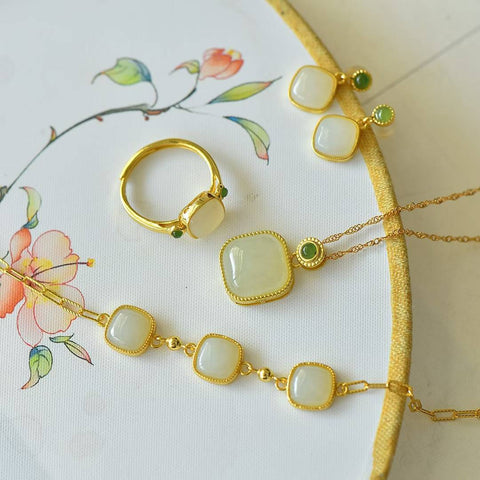 Set baru tersedia! 💕💕💕 Set Mini Sugar Cube Bertatahkan Giok Hetian Perak Sterling 925: Cincin 9525-2#, Liontin 0052-2#, Anting 7776-2#, Gelang 8287-2#. Ongkos kirim dan pajak sudah termasuk.
