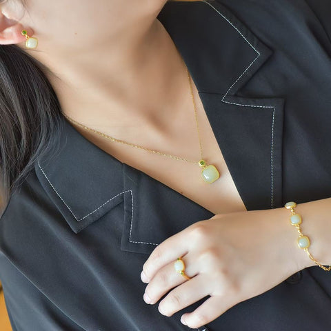 Set baru tersedia! 💕💕💕 Set Mini Sugar Cube Bertatahkan Giok Hetian Perak Sterling 925: Cincin 9525-2#, Liontin 0052-2#, Anting 7776-2#, Gelang 8287-2#. Ongkos kirim dan pajak sudah termasuk.