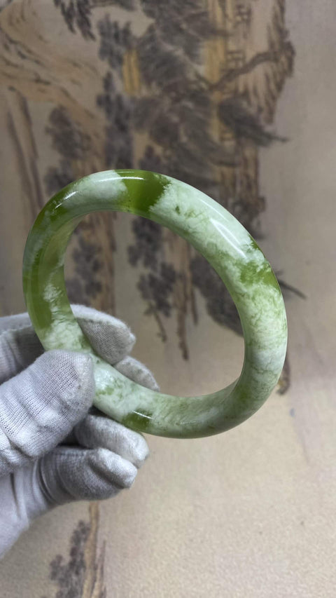 Gelang giok Xiuyan yang indah – menampilkan satu potong giok Xiuyan dan kuncup giok hijau. Diameter dalam: 62,8 mm; lebar samping: 13,8 mm. Semua batu terbentuk secara alami. Termasuk ongkos kirim dan pajak.