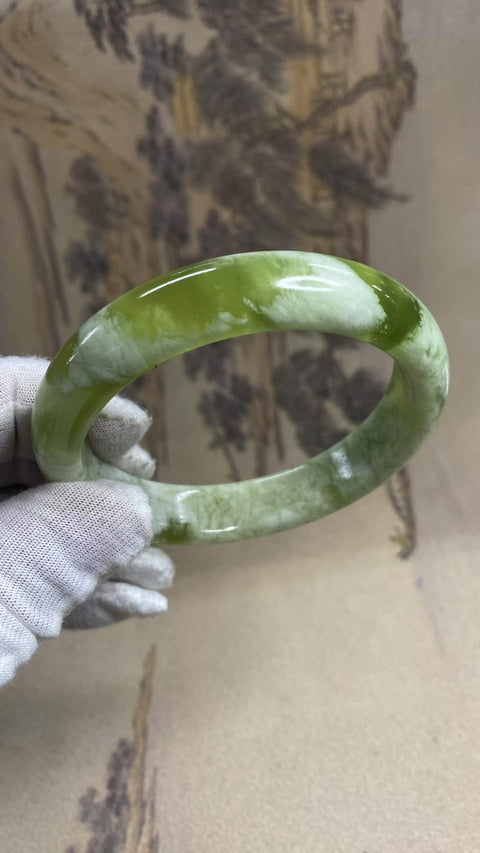Gelang giok Xiuyan yang indah – menampilkan satu potong giok Xiuyan dan kuncup giok hijau. Diameter dalam: 62,8 mm; lebar samping: 13,8 mm. Semua batu terbentuk secara alami. Termasuk ongkos kirim dan pajak.