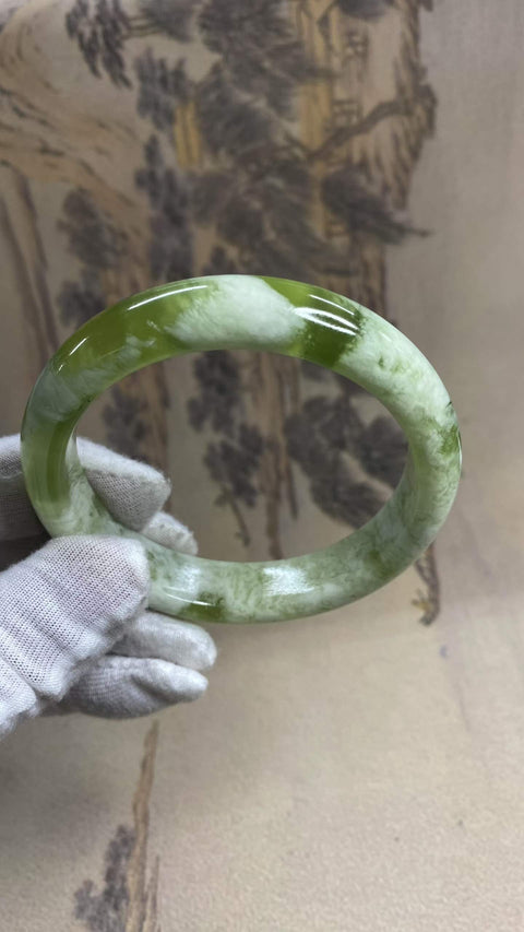 Gelang giok Xiuyan yang indah – menampilkan satu potong giok Xiuyan dan kuncup giok hijau. Diameter dalam: 62,8 mm; lebar samping: 13,8 mm. Semua batu terbentuk secara alami. Termasuk ongkos kirim dan pajak.