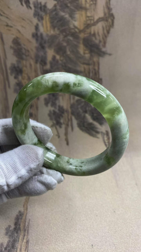 Gelang Giok Xiuyan yang Indah – Gelang Teh Susu Anggur Hijau, satu buah giok dan satu buah anggur hijau. Diameter dalam: 60,2 mm, lebar tepi: 12,8 mm. Semua batu terbentuk secara alami. Termasuk ongkos kirim dan pajak.