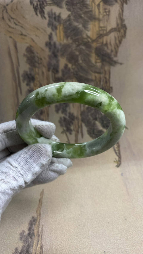 Gelang Giok Xiuyan yang Indah – Gelang Teh Susu Anggur Hijau, satu buah giok dan satu buah anggur hijau. Diameter dalam: 60,2 mm, lebar tepi: 12,8 mm. Semua batu terbentuk secara alami. Termasuk ongkos kirim dan pajak.