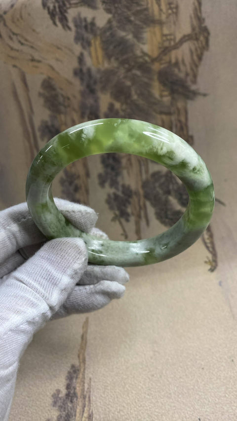 Gelang Giok Xiuyan yang Indah – Gelang Teh Susu Anggur Hijau, satu buah giok dan satu buah anggur hijau. Diameter dalam: 60,2 mm, lebar tepi: 12,8 mm. Semua batu terbentuk secara alami. Termasuk ongkos kirim dan pajak.