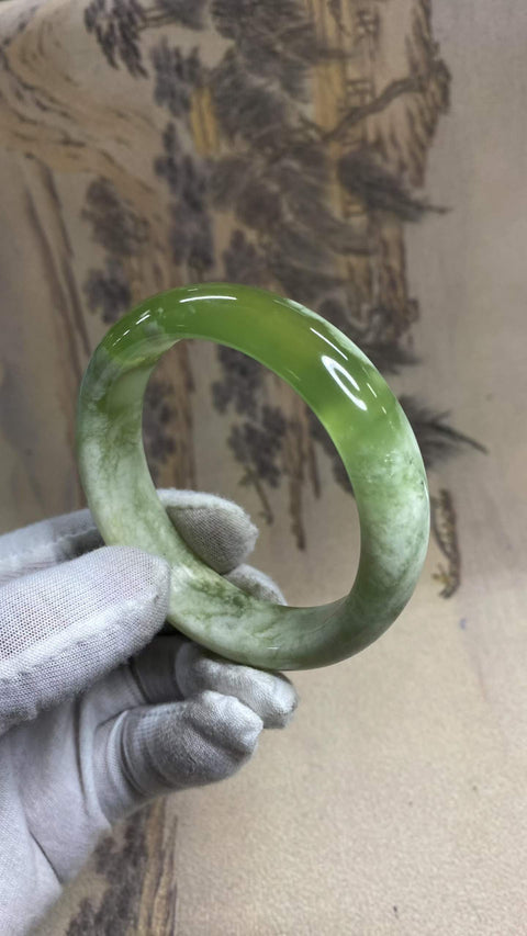 Gelang giok Xiuyan yang indah – menampilkan satu potong giok Xiuyan dan satu potong giok Xiuyan lainnya. Diameter dalam: 58,3 mm, lebar tepi: 15,8 mm. Semua batu terbentuk secara alami. Harga sudah termasuk ongkos kirim dan pajak.