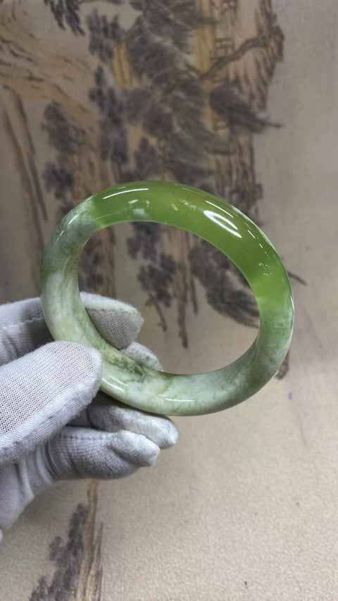 Gelang giok Xiuyan yang indah – menampilkan satu potong giok Xiuyan dan satu potong giok Xiuyan lainnya. Diameter dalam: 58,3 mm, lebar tepi: 15,8 mm. Semua batu terbentuk secara alami. Harga sudah termasuk ongkos kirim dan pajak.