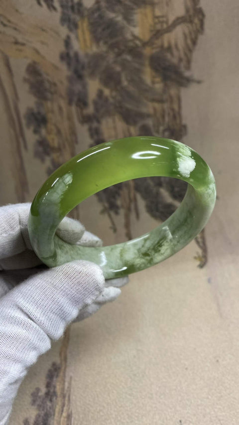 Gelang giok Xiuyan yang indah – menampilkan satu potong giok Xiuyan dan satu potong giok Xiuyan lainnya. Diameter dalam: 58,3 mm, lebar tepi: 15,8 mm. Semua batu terbentuk secara alami. Harga sudah termasuk ongkos kirim dan pajak.
