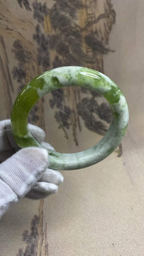 Gelang giok Xiuyan yang indah – menampilkan satu potong giok Xiuyan dan kuncup giok hijau. Diameter dalam: 57,5 mm, lebar tepi: 12,8 mm. Semua batu terbentuk secara alami. Harga sudah termasuk ongkos kirim dan pajak.
