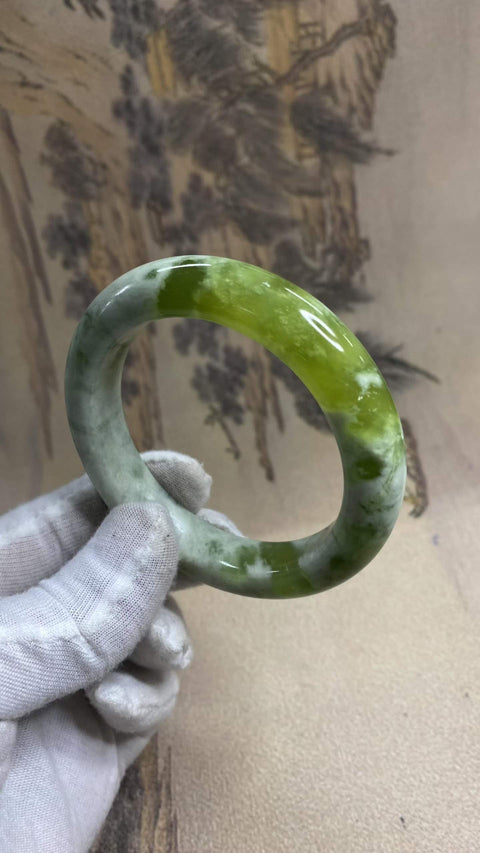 Gelang giok Xiuyan yang indah – menampilkan satu potong giok Xiuyan dan kuncup giok hijau. Diameter dalam: 57,5 mm, lebar tepi: 12,8 mm. Semua batu terbentuk secara alami. Harga sudah termasuk ongkos kirim dan pajak.