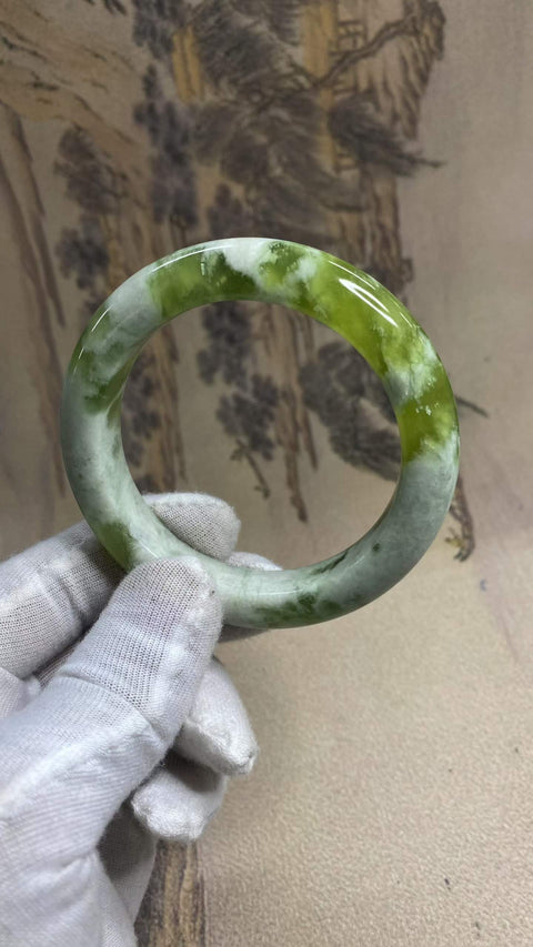 Gelang giok Xiuyan yang indah – menampilkan satu potong giok Xiuyan dan kuncup giok hijau. Diameter dalam: 57,5 mm, lebar tepi: 12,8 mm. Semua batu terbentuk secara alami. Harga sudah termasuk ongkos kirim dan pajak.