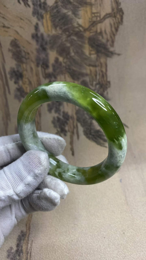 Gelang Giok Xiuyan yang Indah – Gelang Teh Susu Anggur Hijau, satu buah giok dan satu buah anggur hijau. Diameter dalam: 56,5 mm, lebar tepi: 12,8 mm. Semua batu terbentuk secara alami. Termasuk ongkos kirim dan pajak.
