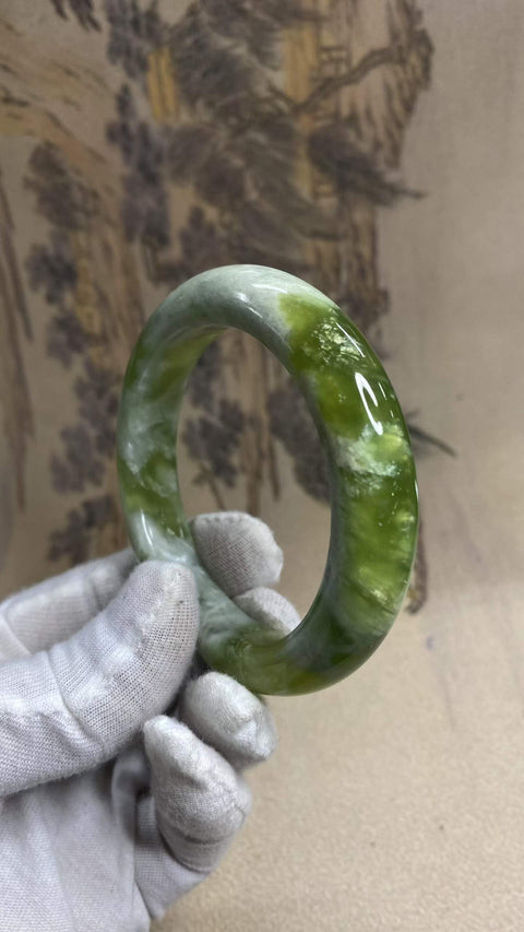 Gelang Giok Xiuyan yang Indah – Gelang Teh Susu Anggur Hijau, satu buah giok dan satu buah anggur hijau. Diameter dalam: 56,5 mm, lebar tepi: 12,8 mm. Semua batu terbentuk secara alami. Termasuk ongkos kirim dan pajak.