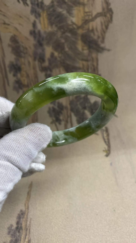 Gelang Giok Xiuyan yang Indah – Gelang Teh Susu Anggur Hijau, satu buah giok dan satu buah anggur hijau. Diameter dalam: 56,5 mm, lebar tepi: 12,8 mm. Semua batu terbentuk secara alami. Termasuk ongkos kirim dan pajak.