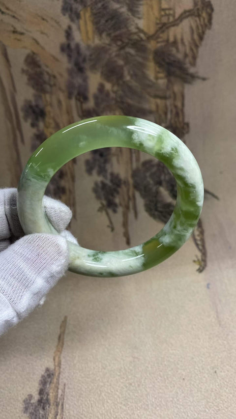 Gelang giok Xiuyan yang indah – menampilkan satu potong giok Xiuyan dan kuncup giok hijau. Diameter dalam: 55,5 mm, lebar tepi: 11,6 mm. Semua batu terbentuk secara alami. Harga sudah termasuk ongkos kirim dan pajak.