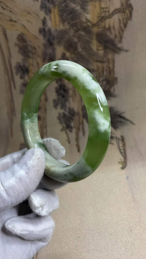 Gelang giok Xiuyan yang indah – menampilkan satu potong giok Xiuyan dan kuncup giok hijau. Diameter dalam: 55,5 mm, lebar tepi: 11,6 mm. Semua batu terbentuk secara alami. Harga sudah termasuk ongkos kirim dan pajak.