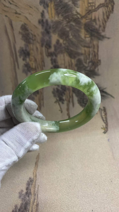 Gelang giok Xiuyan yang indah – menampilkan satu potong giok Xiuyan dan kuncup giok hijau. Diameter dalam: 55,5 mm, lebar tepi: 11,6 mm. Semua batu terbentuk secara alami. Harga sudah termasuk ongkos kirim dan pajak.