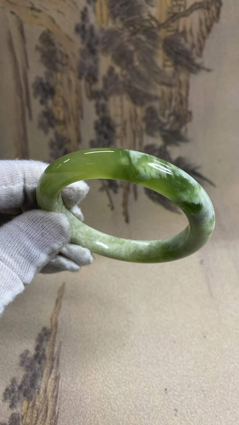 Gelang giok Xiuyan yang indah – menampilkan satu potong giok Xiuyan dan kuncup giok hijau. Diameter dalam: 54,5 mm, lebar tepi: 11 mm. Semua batu terbentuk secara alami. Termasuk ongkos kirim dan pajak.