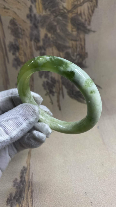 Gelang giok Xiuyan yang indah – menampilkan satu potong giok Xiuyan dan kuncup giok hijau. Diameter dalam: 54,5 mm, lebar tepi: 11 mm. Semua batu terbentuk secara alami. Termasuk ongkos kirim dan pajak.