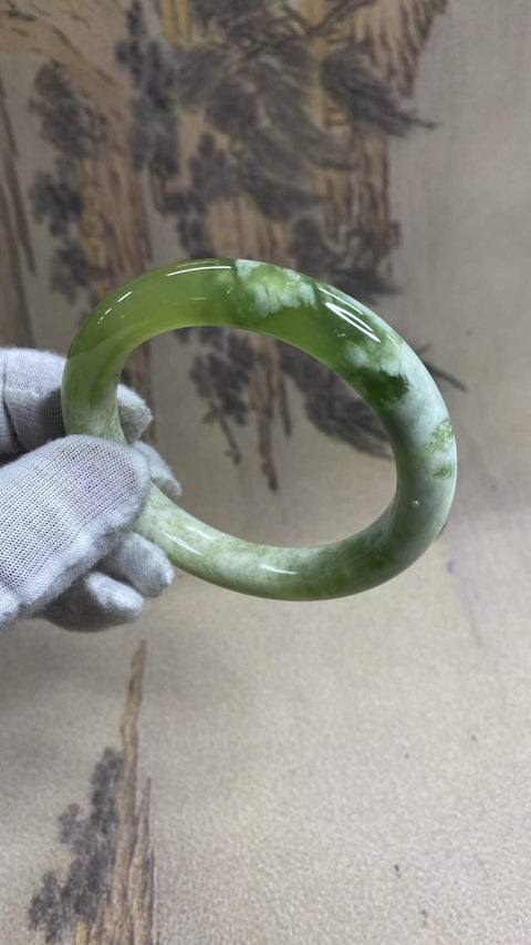 Gelang giok Xiuyan yang indah – menampilkan satu potong giok Xiuyan dan kuncup giok hijau. Diameter dalam: 54,5 mm, lebar tepi: 11 mm. Semua batu terbentuk secara alami. Termasuk ongkos kirim dan pajak.