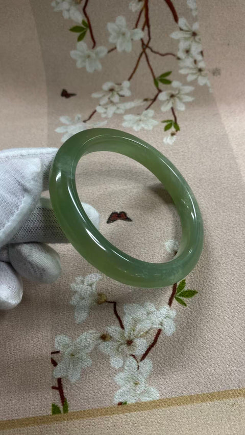 Gelang giok Xiuyan yang indah, hijau es dengan pola mengambang, diameter dalam: 61,8 mm, lebar tepi: 11,4 mm, termasuk ongkos kirim dan pajak.