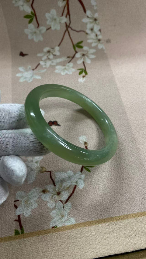 Gelang giok Xiuyan yang indah, hijau es dengan pola mengambang, diameter dalam: 61,8 mm, lebar tepi: 11,4 mm, termasuk ongkos kirim dan pajak.