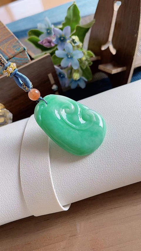Ruyi giok alami (sejenis tongkat kerajaan), melambangkan keberuntungan dan kelancaran. Terbuat dari material tambang lama, dengan tekstur halus dan hangat, warna hijau cerah. Dimensi: 4,4 x 3,0 cm. Harga sudah termasuk ongkos kirim dan pajak.