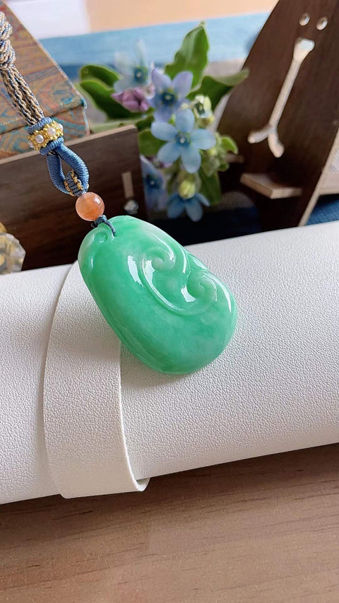 Ruyi giok alami (sejenis tongkat kerajaan), melambangkan keberuntungan dan kelancaran. Terbuat dari material tambang lama, dengan tekstur halus dan hangat, warna hijau cerah. Dimensi: 4,4 x 3,0 cm. Harga sudah termasuk ongkos kirim dan pajak.