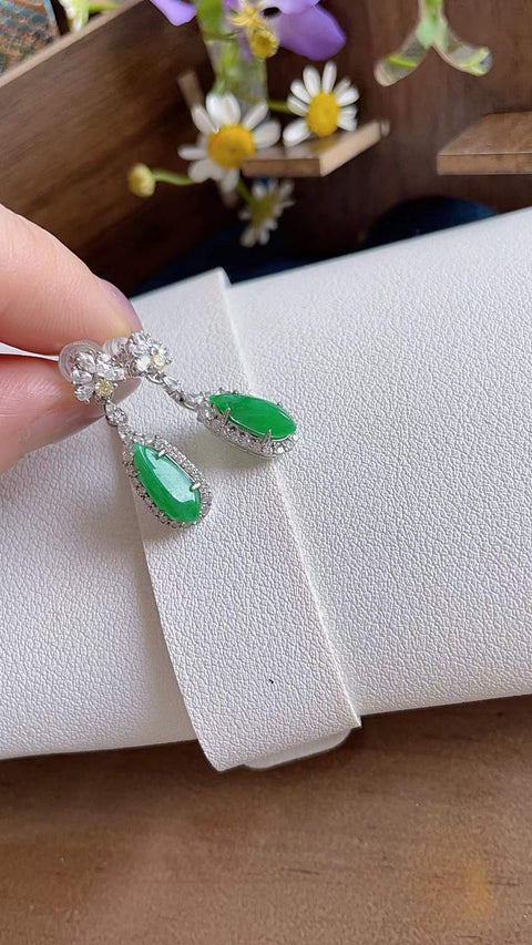 Anting-anting giok alami, dari tambang kuno, dengan tekstur halus dan hangat, warna hijau cerah, dipasang pada perak 925, 1,6 x 0,4 cm, termasuk ongkos kirim dan pajak.