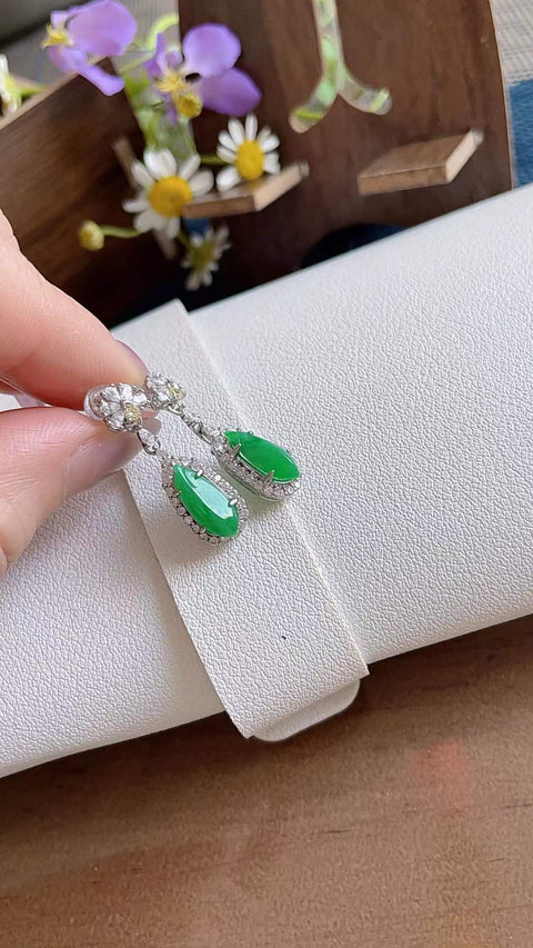 Anting-anting giok alami, dari tambang kuno, dengan tekstur halus dan hangat, warna hijau cerah, dipasang pada perak 925, 1,6 x 0,4 cm, termasuk ongkos kirim dan pajak.