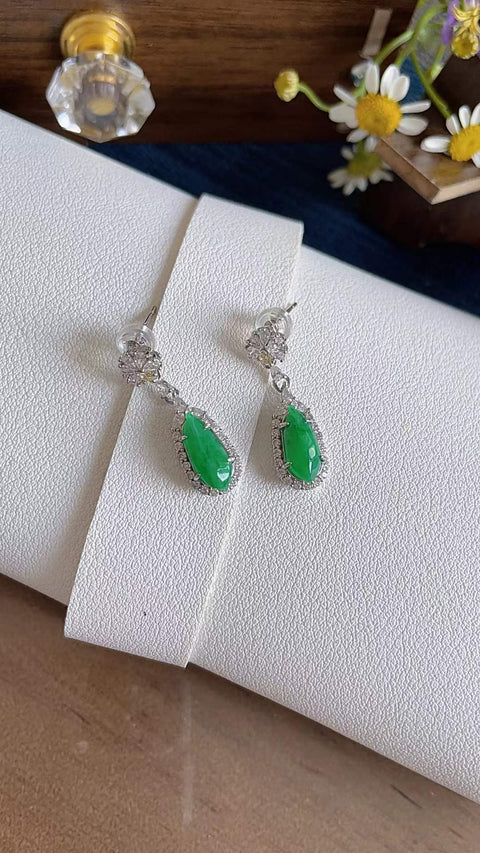 Anting-anting giok alami, dari tambang kuno, dengan tekstur halus dan hangat, warna hijau cerah, dipasang pada perak 925, 1,6 x 0,4 cm, termasuk ongkos kirim dan pajak.