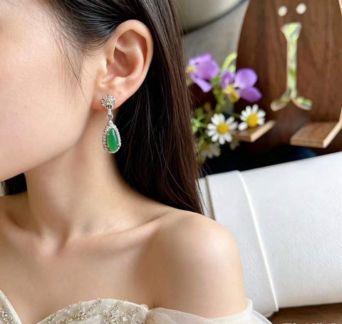 Anting-anting giok alami, dari tambang kuno, dengan tekstur halus dan hangat, warna hijau cerah, dipasang pada perak 925, 1,6 x 0,4 cm, termasuk ongkos kirim dan pajak.