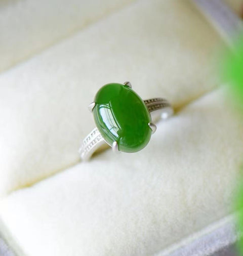 Cincin giok Hetian (nefrit) yang dipasang pada perak sterling 925 💍 Desain baru dan unik, kualitas giok yang hangat dan halus, menarik perhatian dan memukau saat dikenakan ✨ Ukuran sekitar 14×10 mm 💫 Termasuk ongkos kirim dan pajak