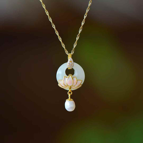 【Nama】Liontin Mutiara Teratai Giok Hetian Bertatahkan Perak Sterling S925  【Nomor Barang】3683-2# 【Spesifikasi】Batu Mentah: 15*15 cm Termasuk ongkos kirim dan pajak.