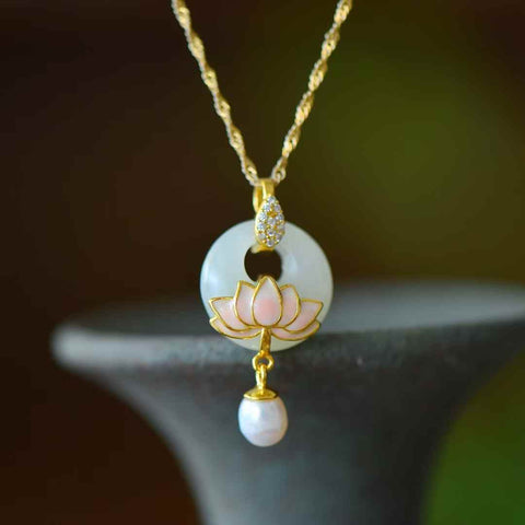 【Nama】Liontin Mutiara Teratai Giok Hetian Bertatahkan Perak Sterling S925  【Nomor Barang】3683-2# 【Spesifikasi】Batu Mentah: 15*15 cm Termasuk ongkos kirim dan pajak.