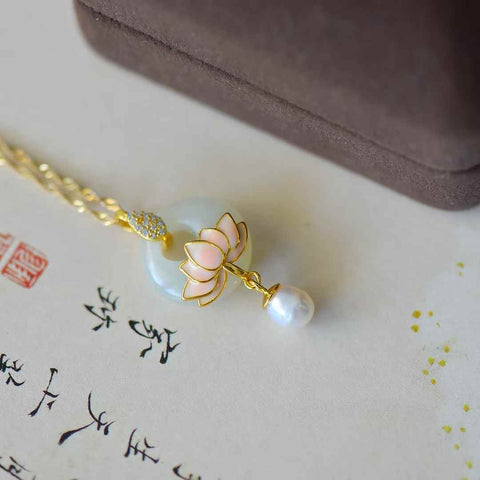【Nama】Liontin Mutiara Teratai Giok Hetian Bertatahkan Perak Sterling S925  【Nomor Barang】3683-2# 【Spesifikasi】Batu Mentah: 15*15 cm Termasuk ongkos kirim dan pajak.