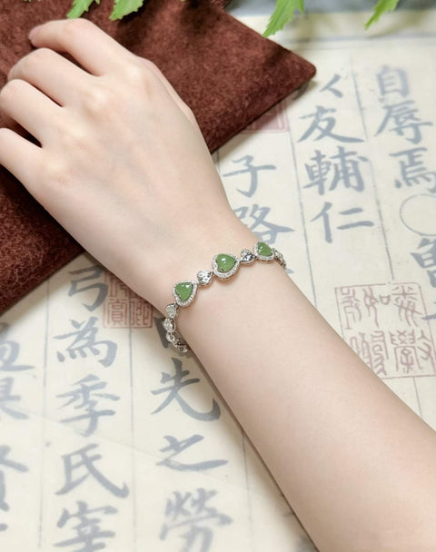 Gelang giok Hetian alami ini dibuat dengan sangat indah dengan hiasan berlian penuh pada perak sterling 925. Ukuran perkiraan: 6mm; Panjang total: 190mm. Termasuk ongkos kirim dan pajak. Nomor barang: 202605151420