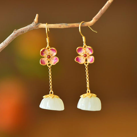 🌻🌻🌻7852-6# Anting-anting perak sterling 925 bertatahkan giok Hetian berbentuk teratai dan simbol keberuntungan. Desainnya elegan dan klasik, dengan hiasan enamel yang tampak seperti aslinya. Dimensi giok: 14*14 cm. Termasuk ongkos kirim dan pajak.