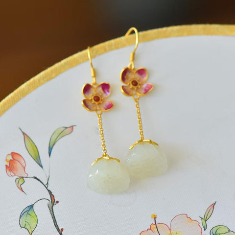🌻🌻🌻7852-6# Anting-anting perak sterling 925 bertatahkan giok Hetian berbentuk teratai dan simbol keberuntungan. Desainnya elegan dan klasik, dengan hiasan enamel yang tampak seperti aslinya. Dimensi giok: 14*14 cm. Termasuk ongkos kirim dan pajak.
