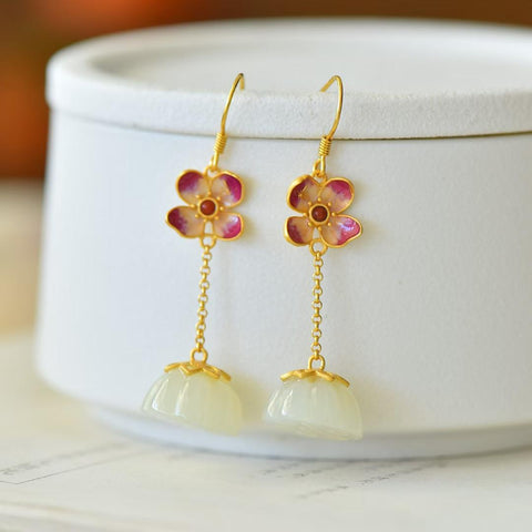 🌻🌻🌻7852-6# Anting-anting perak sterling 925 bertatahkan giok Hetian berbentuk teratai dan simbol keberuntungan. Desainnya elegan dan klasik, dengan hiasan enamel yang tampak seperti aslinya. Dimensi giok: 14*14 cm. Termasuk ongkos kirim dan pajak.