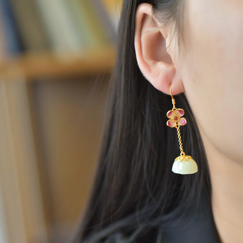🌻🌻🌻7852-6# Anting-anting perak sterling 925 bertatahkan giok Hetian berbentuk teratai dan simbol keberuntungan. Desainnya elegan dan klasik, dengan hiasan enamel yang tampak seperti aslinya. Dimensi giok: 14*14 cm. Termasuk ongkos kirim dan pajak.
