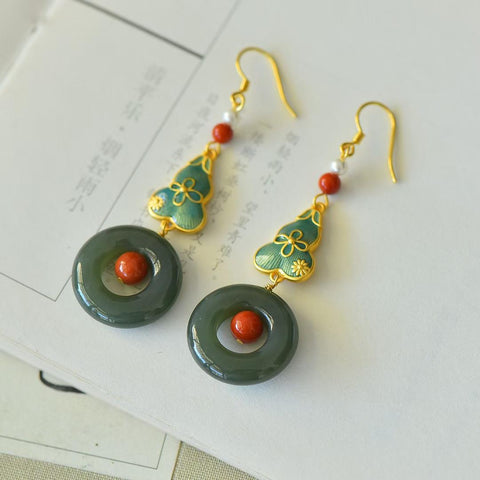 🌵🌵🌵7367A-6# Anting-anting perak sterling 925 bertatahkan giok Hetian (bahan air jernih) dan enamel untuk kedamaian dan keberuntungan. Giok berukuran 20*20 cm. Desainnya baru dan modis, dan gioknya halus dan penuh. Ongkos kirim dan pajak sudah termasuk.