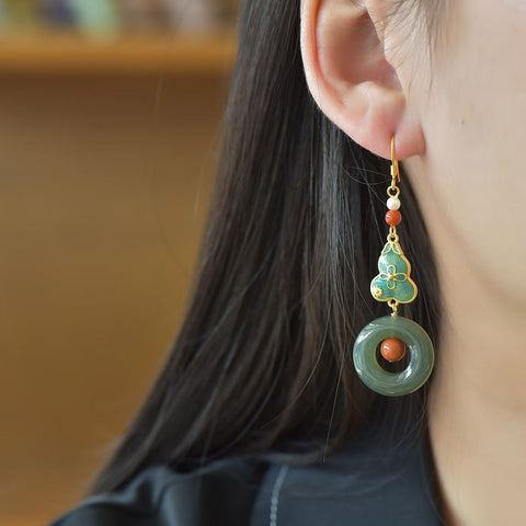 🌵🌵🌵7367A-6# Anting-anting perak sterling 925 bertatahkan giok Hetian (bahan air jernih) dan enamel untuk kedamaian dan keberuntungan. Giok berukuran 20*20 cm. Desainnya baru dan modis, dan gioknya halus dan penuh. Ongkos kirim dan pajak sudah termasuk.