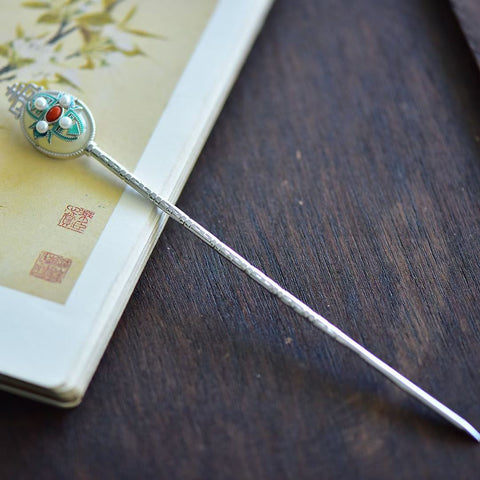 Jepit rambut cantik #3111, terbuat dari perak sterling 925 dan bertatahkan giok Hetian, menampilkan simbol keberuntungan, umur panjang, dan kedamaian. Dimensi giok: 15*20 mm. Harga sudah termasuk ongkos kirim dan pajak.