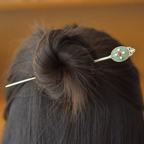 Jepit rambut cantik #3111, terbuat dari perak sterling 925 dan bertatahkan giok Hetian, menampilkan simbol keberuntungan, umur panjang, dan kedamaian. Dimensi giok: 15*20 mm. Harga sudah termasuk ongkos kirim dan pajak.