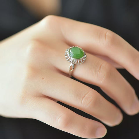 🌸🌸🌸19413#925 Cincin Cabochon Giok Hetian Enamel Bertatahkan Perak. Desain baru dan unik, kualitas giok yang hangat dan lembut, menarik perhatian dan mencolok saat dikenakan. Dimensi giok: 8*10 mm. Termasuk ongkos kirim dan pajak.
